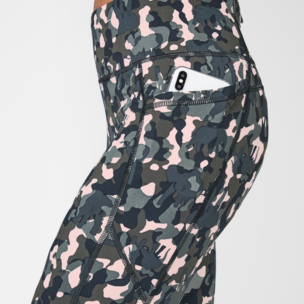 EUC Sweaty Betty 7/8 Zero Gravity Running legging Green Camo Print - Size XS - Picture 3 of 7